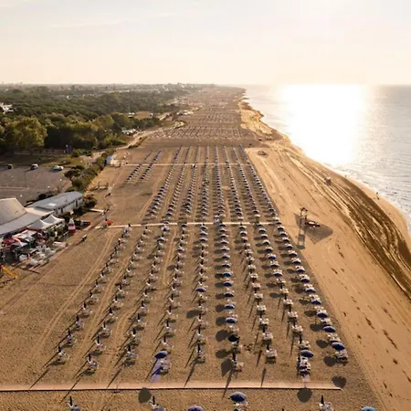 Charming Coastal With Pool Lägenhet Bibione
