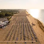 Charming Coastal With Pool Lägenhet Bibione